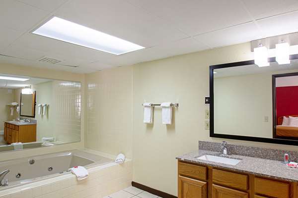  - Econo Lodge Inn & Suites Wisconsin Dells - I-90 & I-94, Exit 87