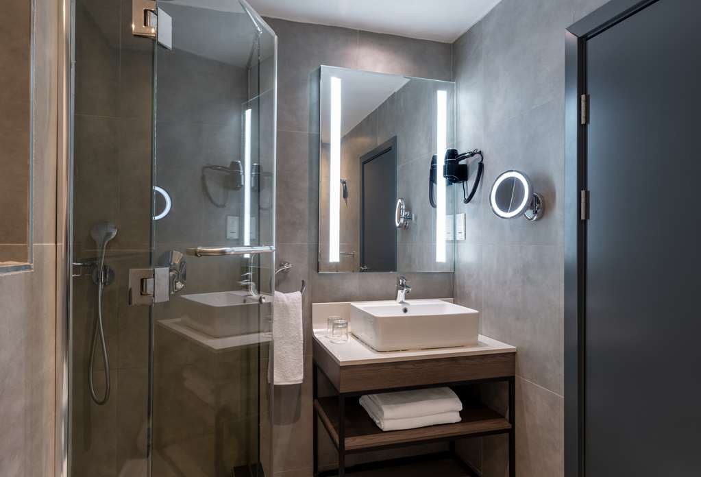 PARK INN BY RAD SERVICED APART VICT-guestroom-Guest Room,Bathroom,On-Site.jpg