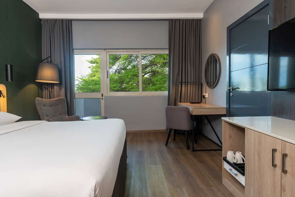 PARK INN BY RAD SERVICED APART VICT-guestroom-Guest Room,On-Site.jpg
