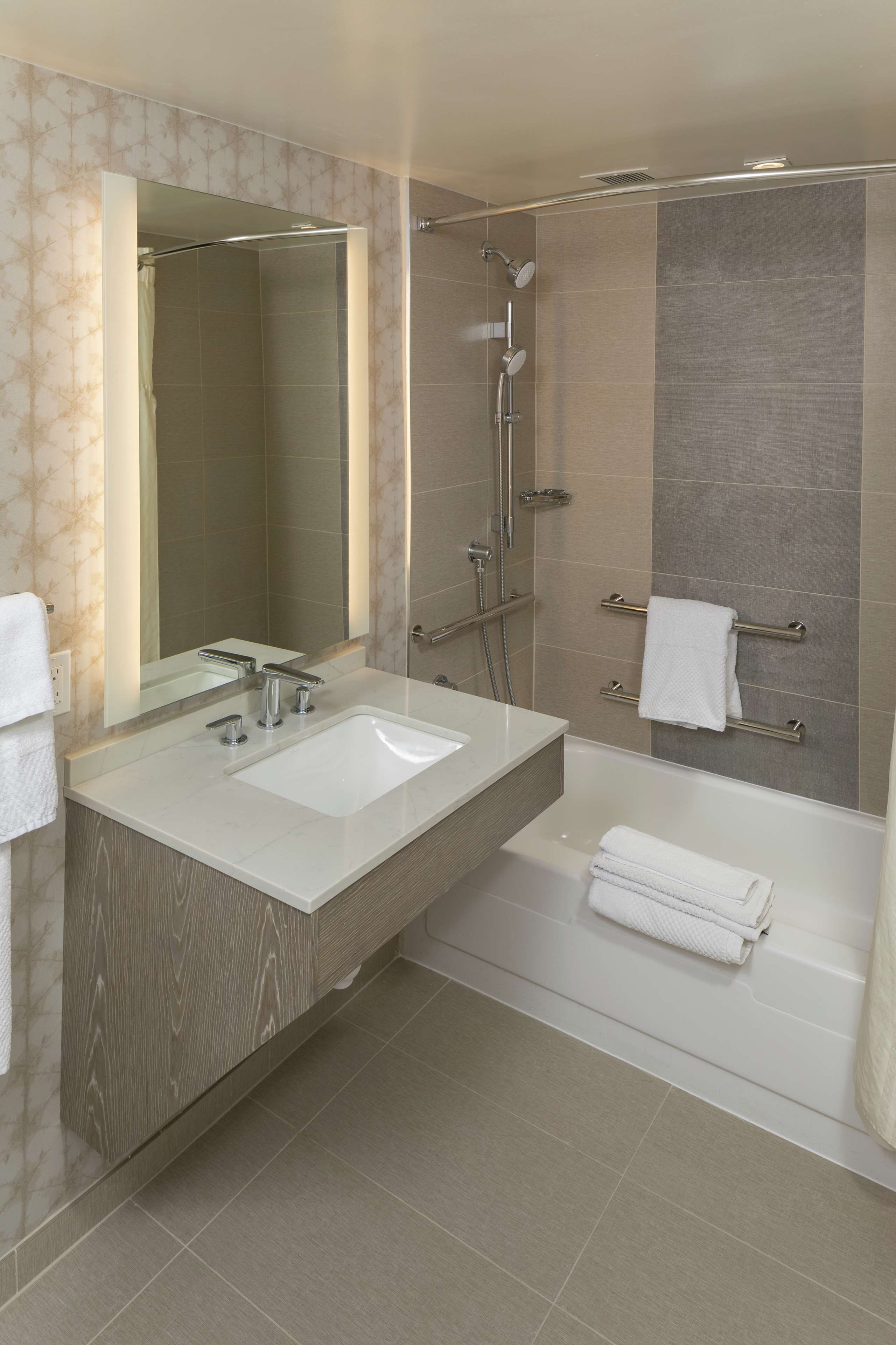 Hilton Birmingham at UAB Room Type - 2 QN BEDS MOBILITY TUB ACC