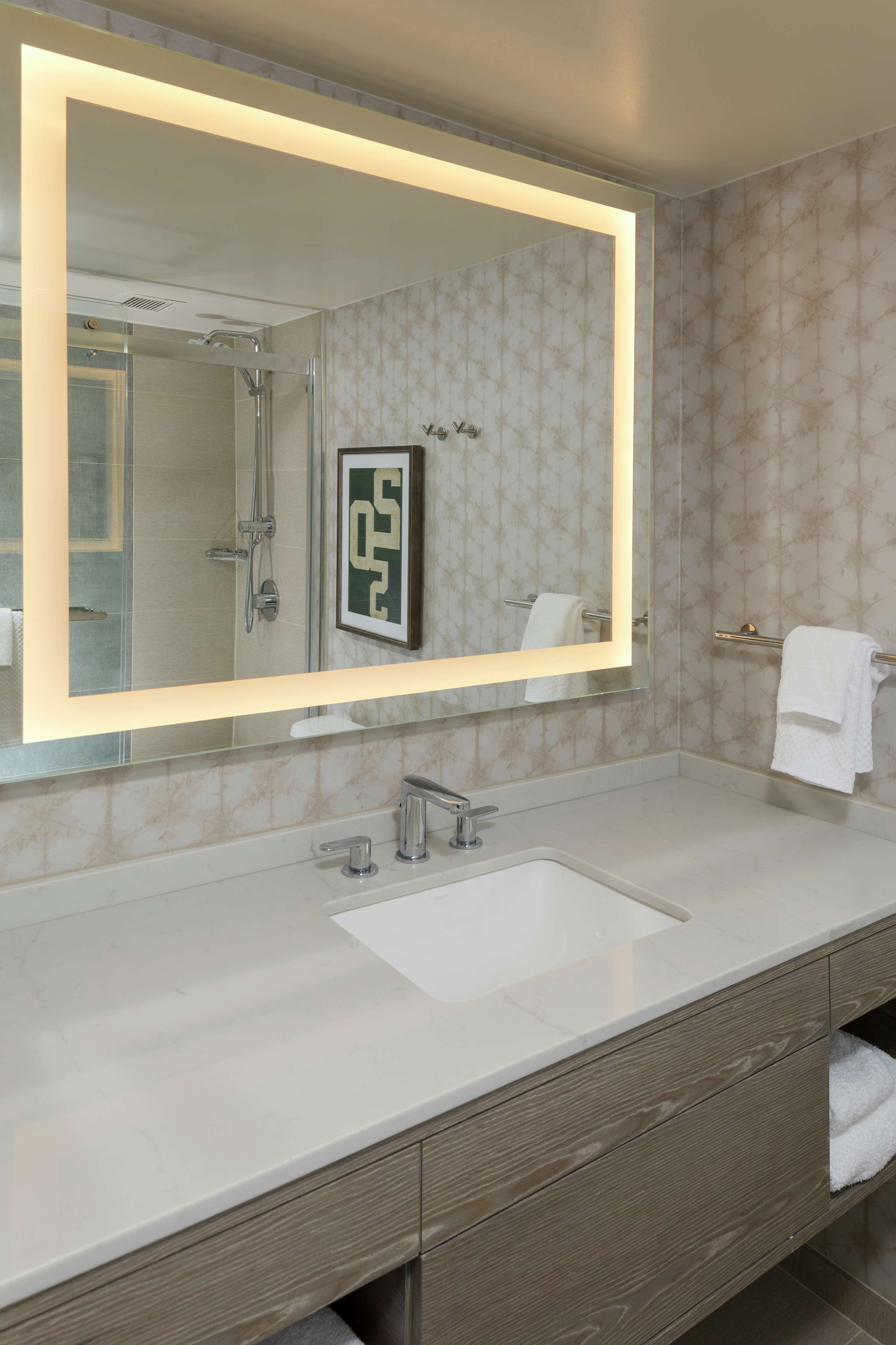 Hilton Birmingham at UAB Room Type - 1 KING CORNER HIGH FLOOR