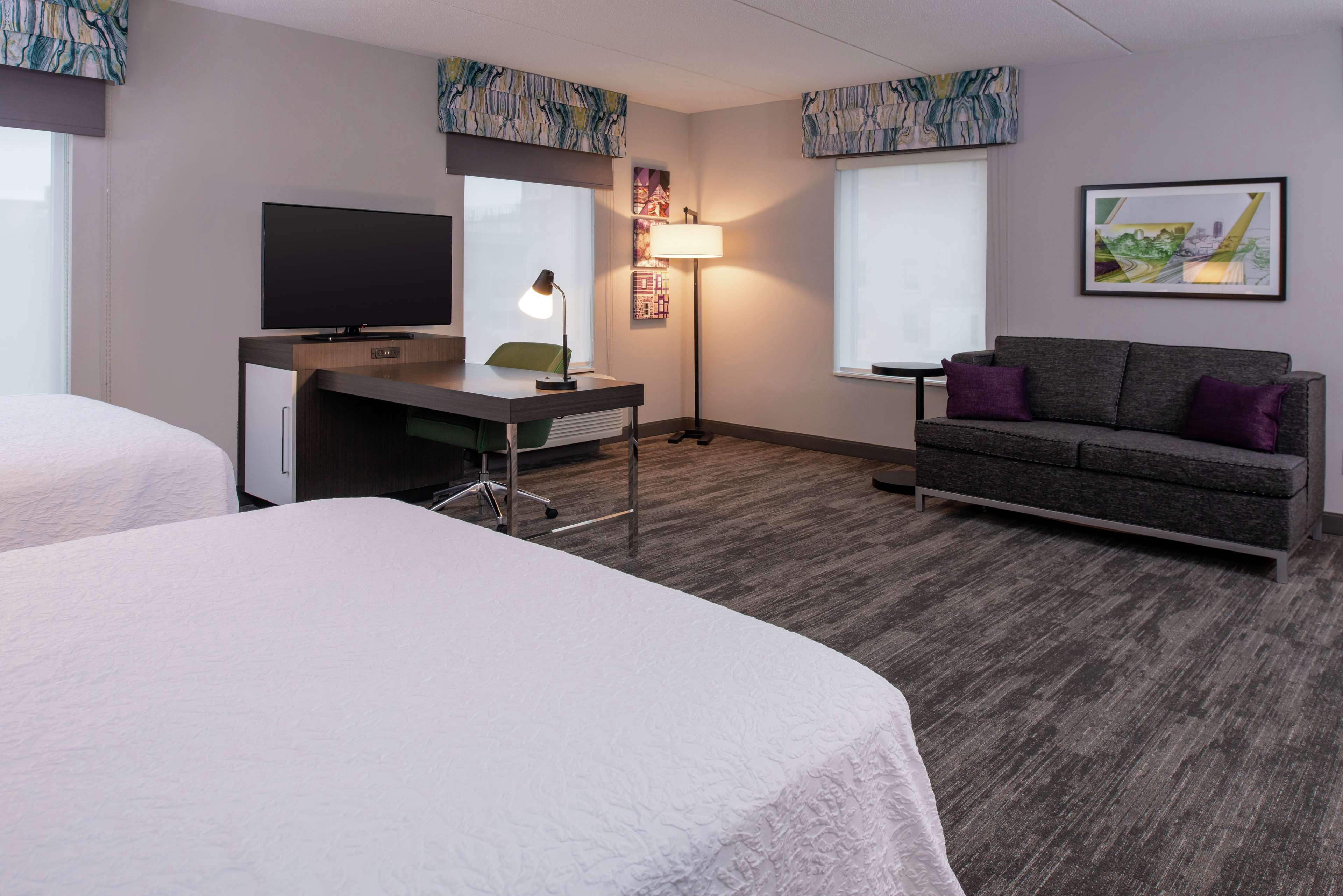 Hampton Inn & Suites by Hilton Winston-Salem Downtown Room Type - 2QNS STDO MIC FRIDG WTBR
