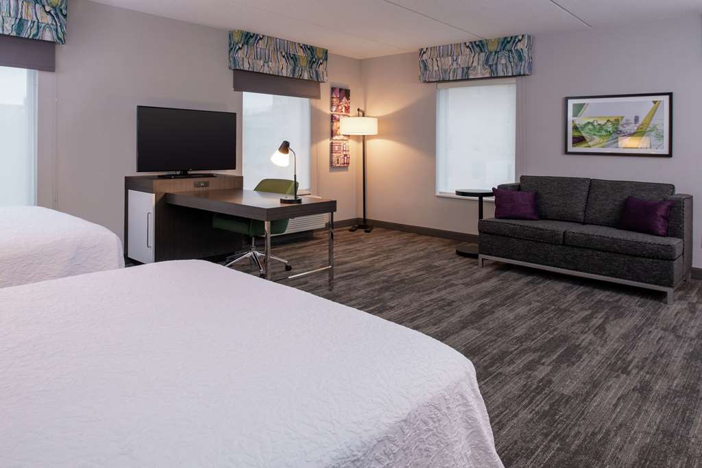 Hampton Inn & Suites by Hilton Winston-Salem Downtown Room Type - 2QNS STDO MIC FRIDG WTBR