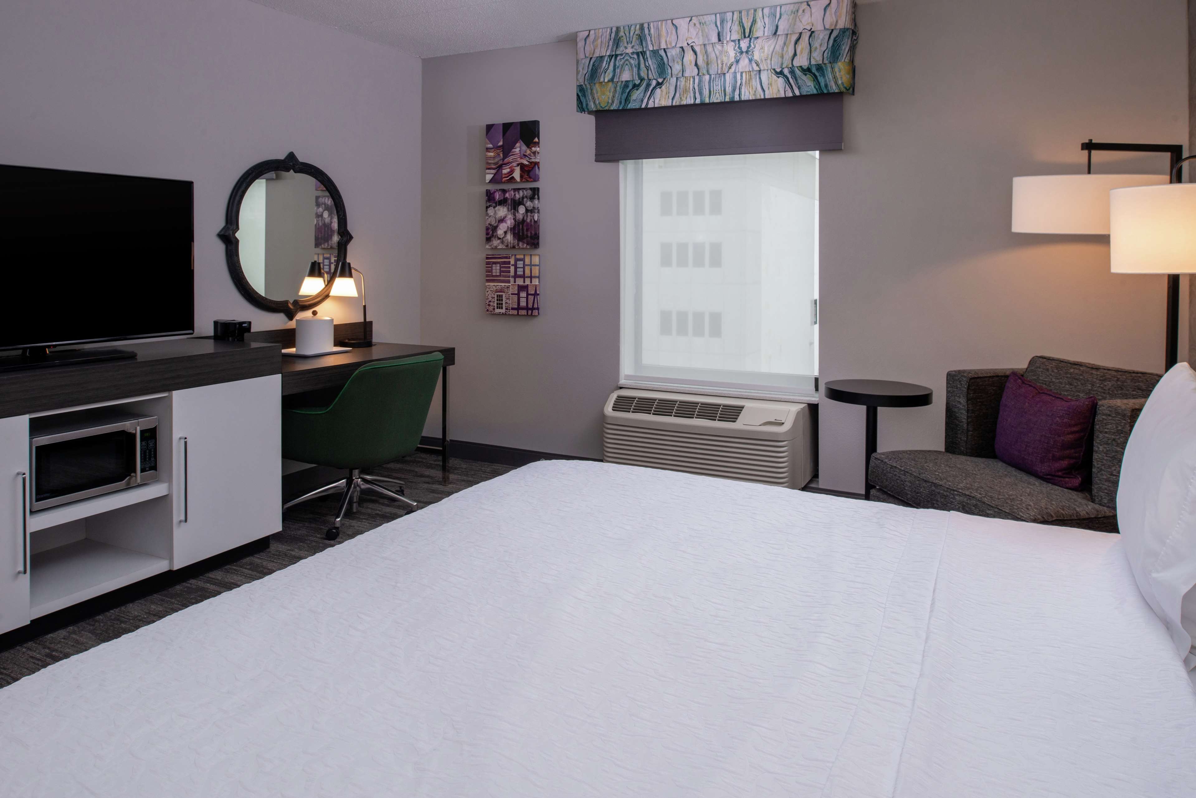 Hampton Inn & Suites by Hilton Winston-Salem Downtown Room Type - 1KNG ACC HEARING RIS