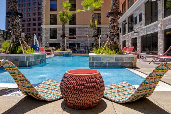 Pool - Hampton Inn & Suites Riverwalk San Antonio - I-10 & I-35, Exit 155B