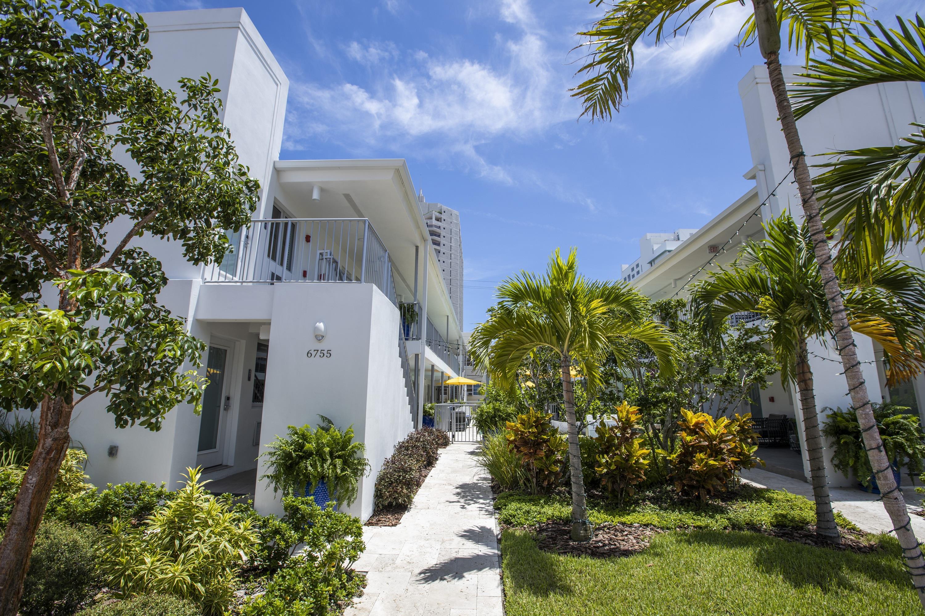 Waterside Hotel Courtyard | Waterside Hotel and Suites