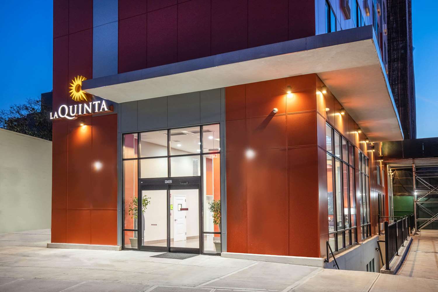 La Quinta Inn &amp; Suites Long Island City, NY See Discounts
