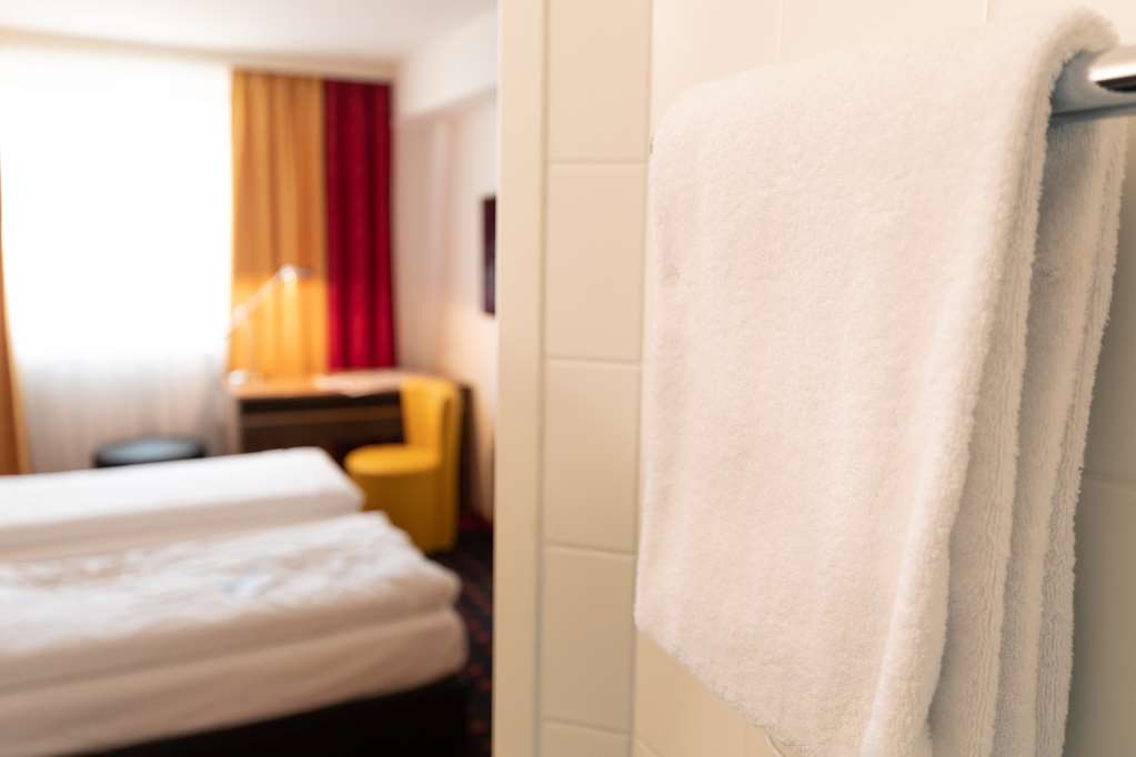 Senator Hotel Vienna-guestroom-Guest Room,Bathroom,On-Site.jpg