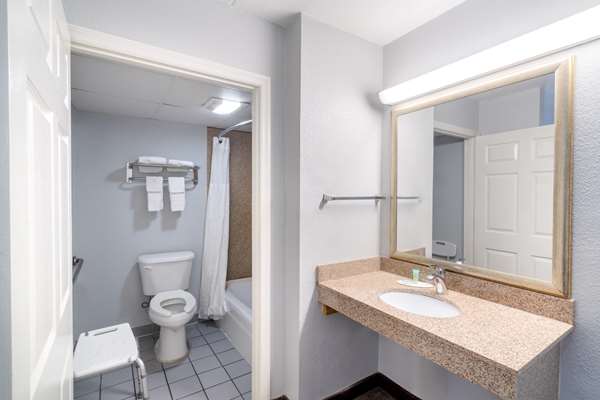  - Travelodge Factory Outlets Pigeon Forge