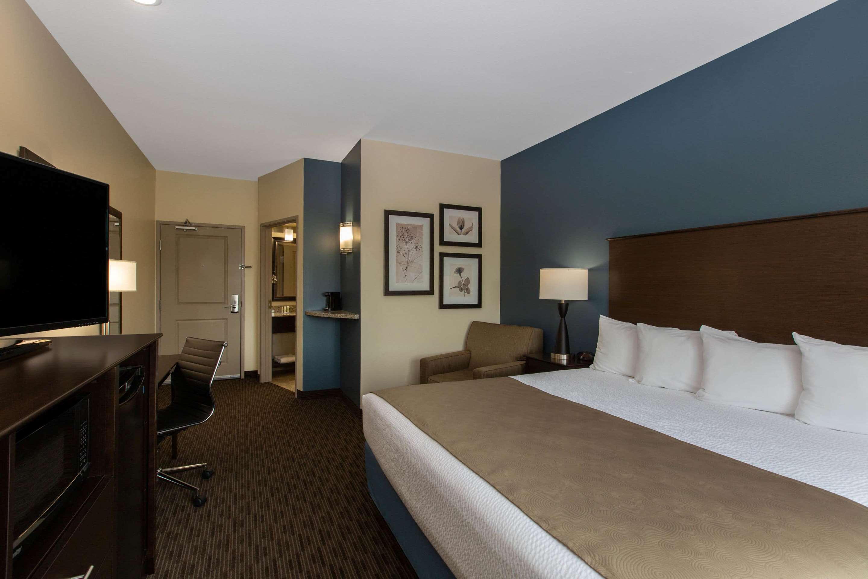 Guest room | AmericInn by Wyndham Sioux Falls North