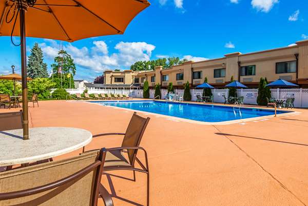 Pool - Baymont Inn & Suites Pompton Plains