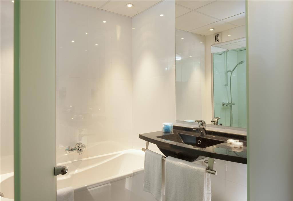 ESCALE OCEANIA AIX EN PROVENCE-guestroom-Guest Room,Bathroom,On-Site.jpg