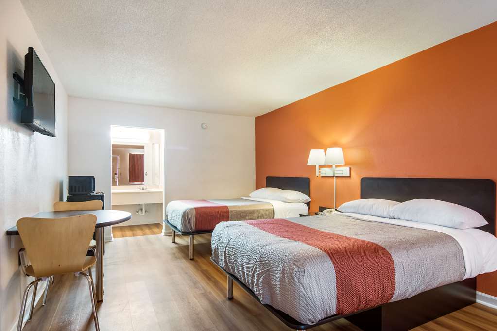 MOTEL 6 WARNER ROBINS, GA-guestroom-Guest Room,Sink,Bedding,Guest Room Amenity,Mini-Refrigerator,TV and multimedia,Sitting area,On-Site,Furnishings,Telephone,Deluxe Room,Double Room.jpg