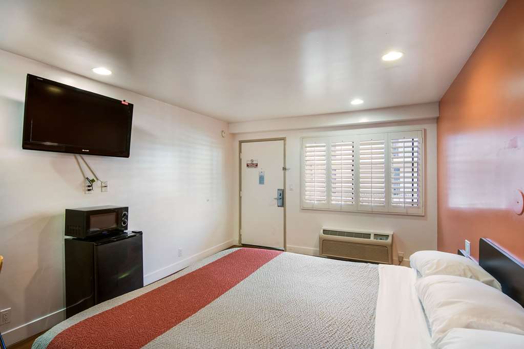 MOTEL 6 MONTEREY PARK, CA-guestroom-Guest Room,Bedding,King bed,Guest Room Amenity,Mini-Refrigerator,TV and multimedia,On-Site,Furnishings,Deluxe Room,Single Room.jpg