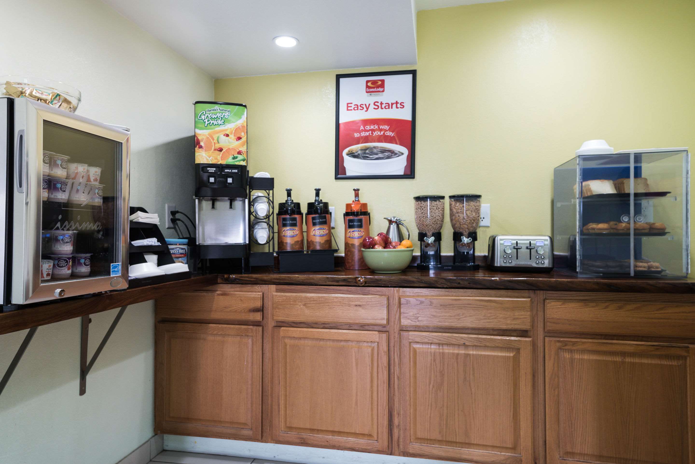 Breakfast area | Econo Lodge Inn & Suites Williams - Grand Canyon Area