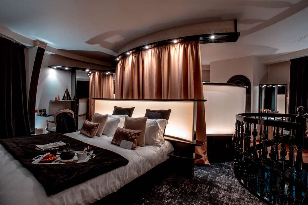 Hotel Carlton Lille-guestroom-Guest Room,Bathroom,Suite,On-Site.jpg