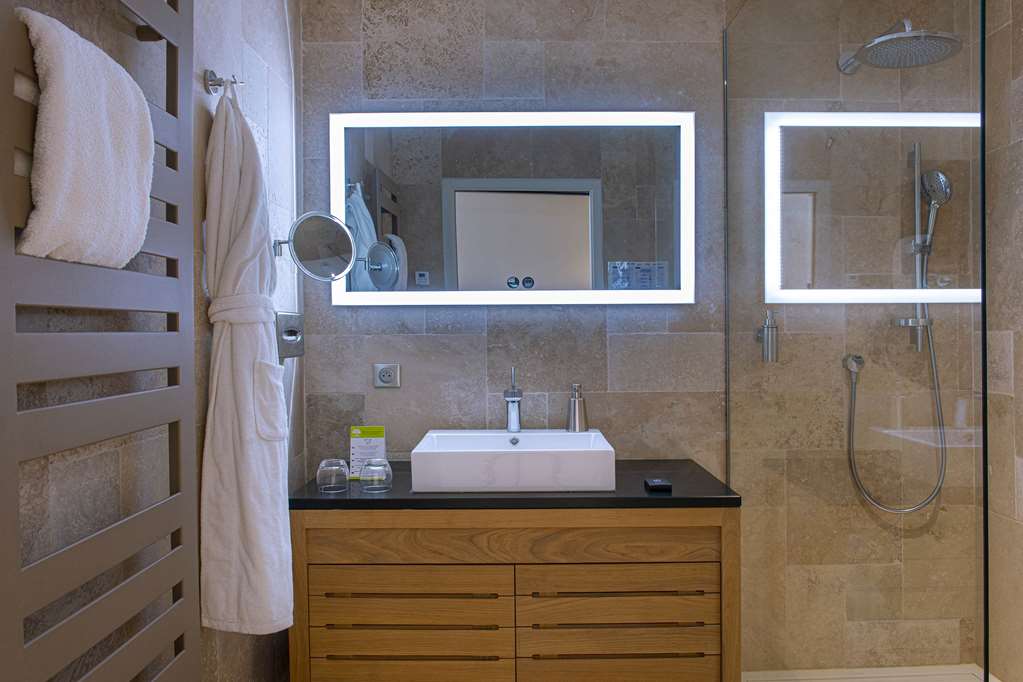 Chateau de Massillan-guestroom-Guest Room,Bathroom,On-Site.jpg