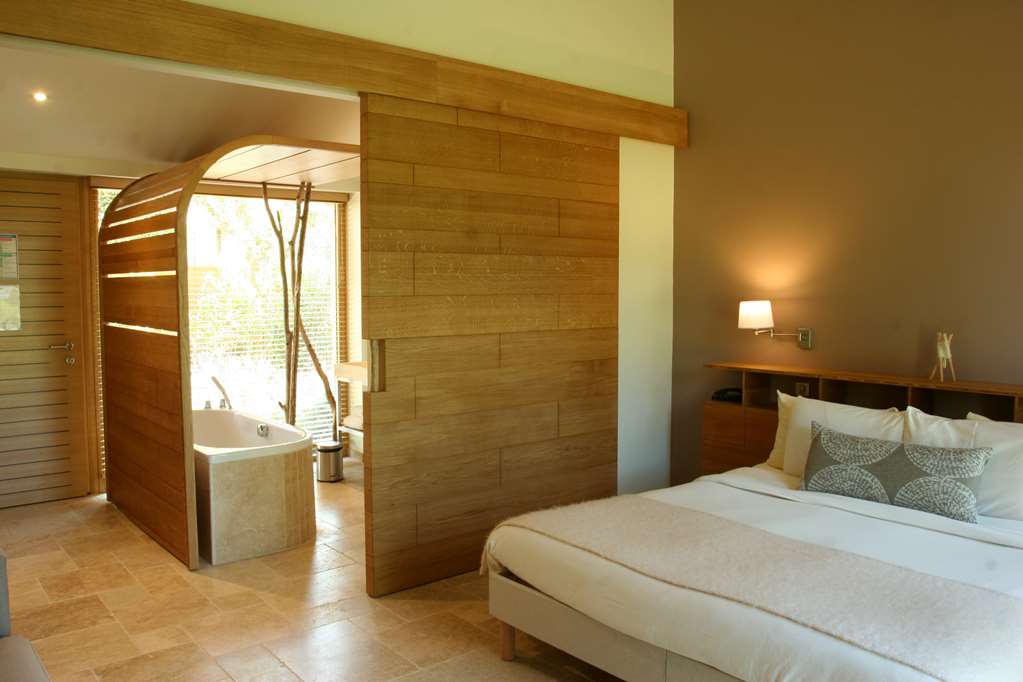 Chateau de Massillan-guestroom-Guest Room,Suite,On-Site.jpg