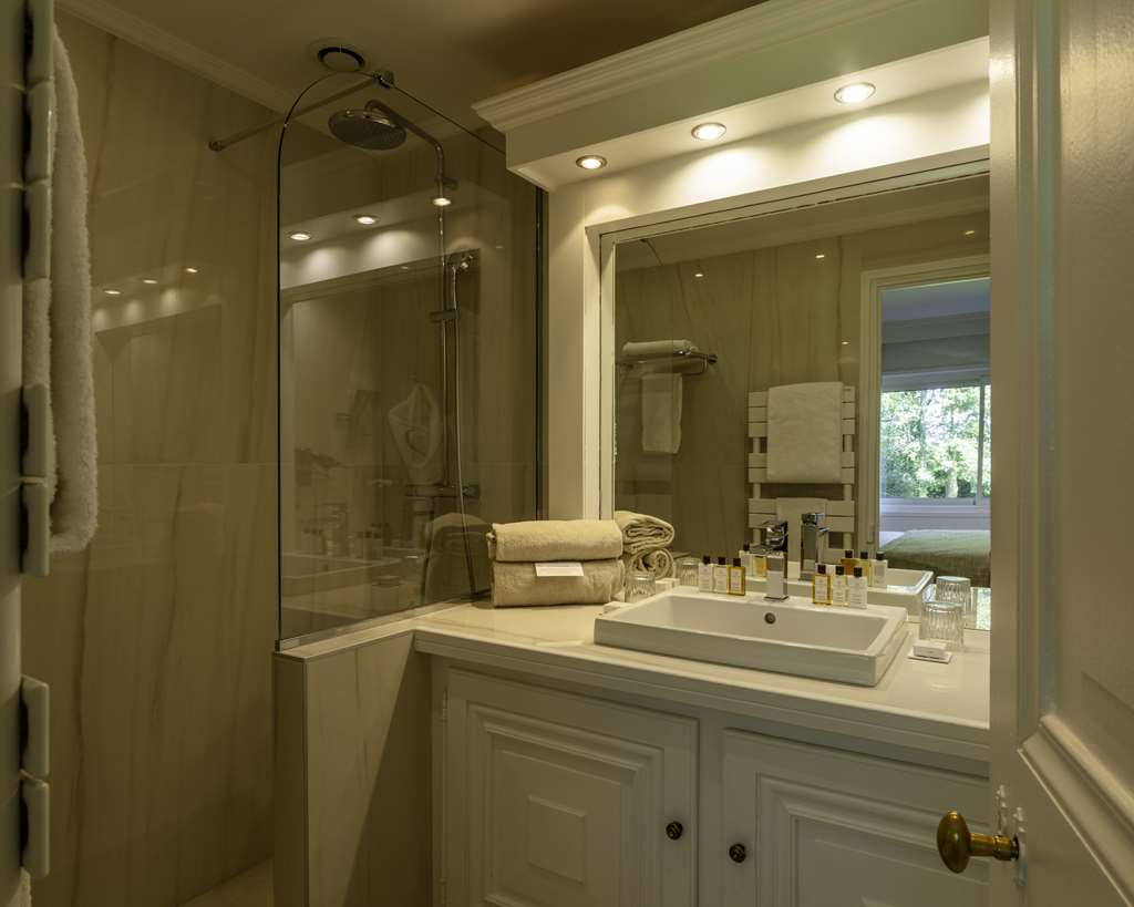HOSTELLERIE DE TOURGEVILLE DEAUVILL-guestroom-Guest Room,Bathroom,On-Site.jpg