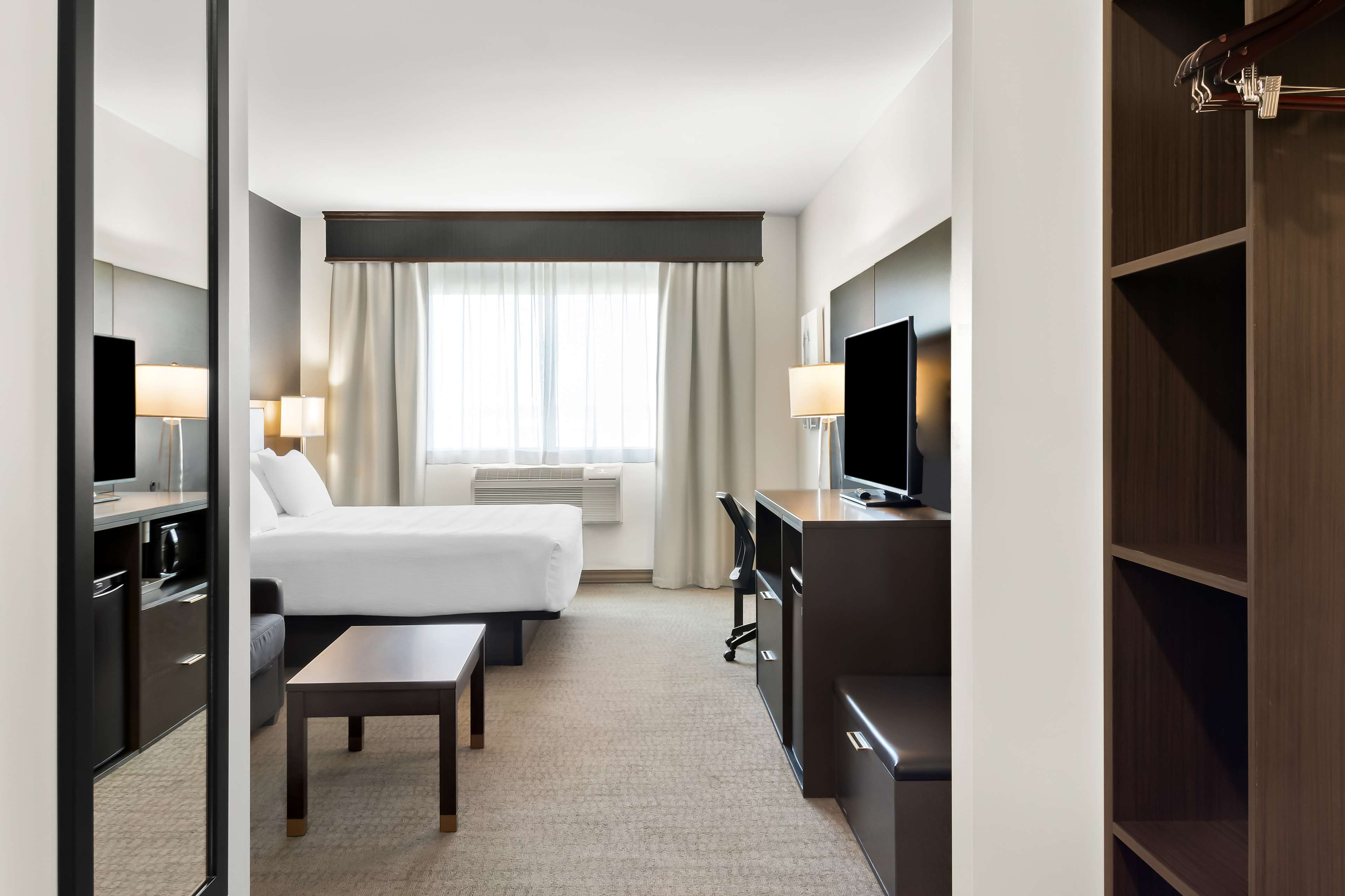Best Western Plus Morden Room Type - 1 King Bed, Non-Smoking, Pillow Top Mattress, Microwave And Refrigerator, Shower Only, Sofabed, Full