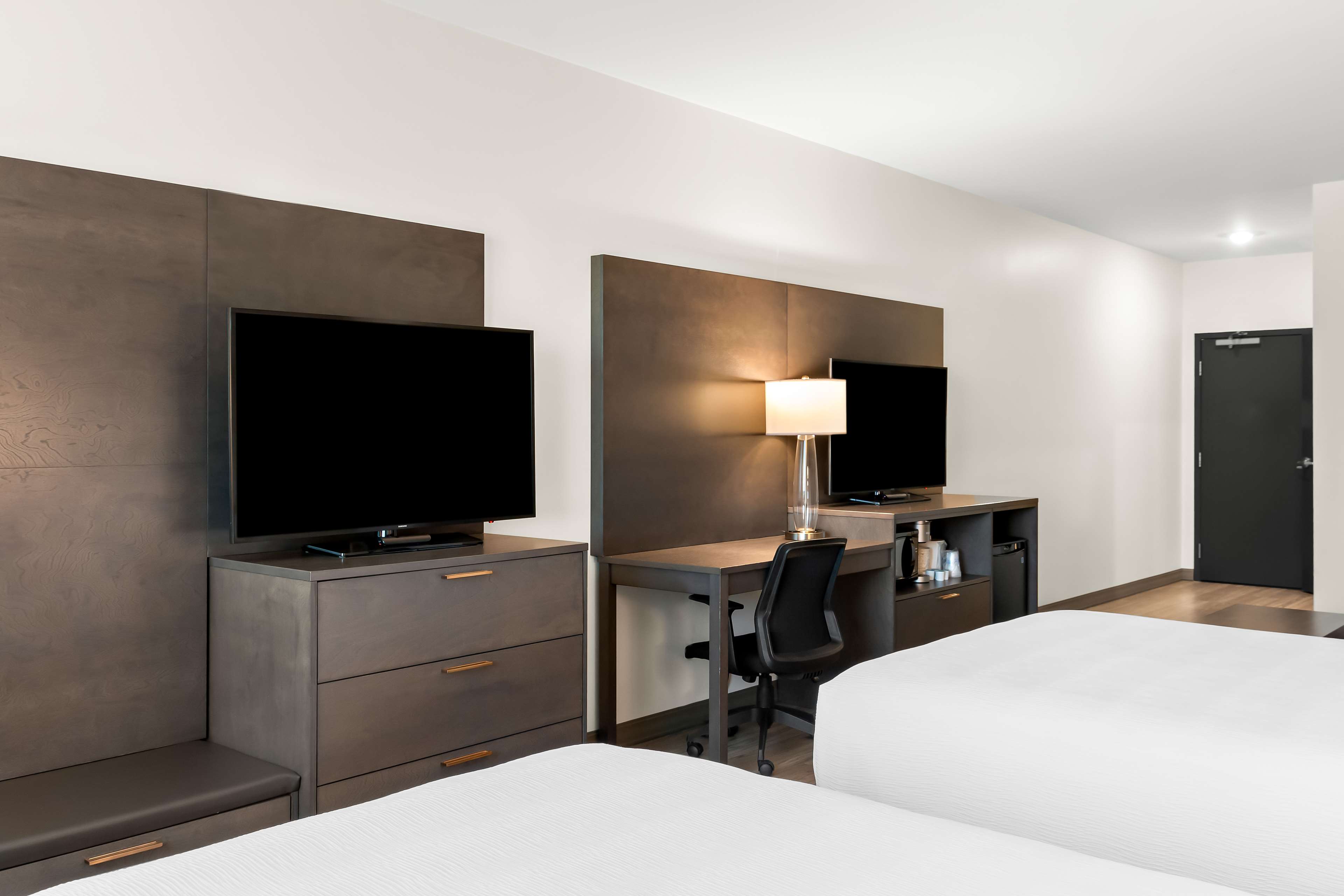 Best Western Plus Morden Room Type - Accessible - 2 Queen, Mobility Accessible, Bathtub, Microwave And Refrigerator, Non-Smoking, Full Br