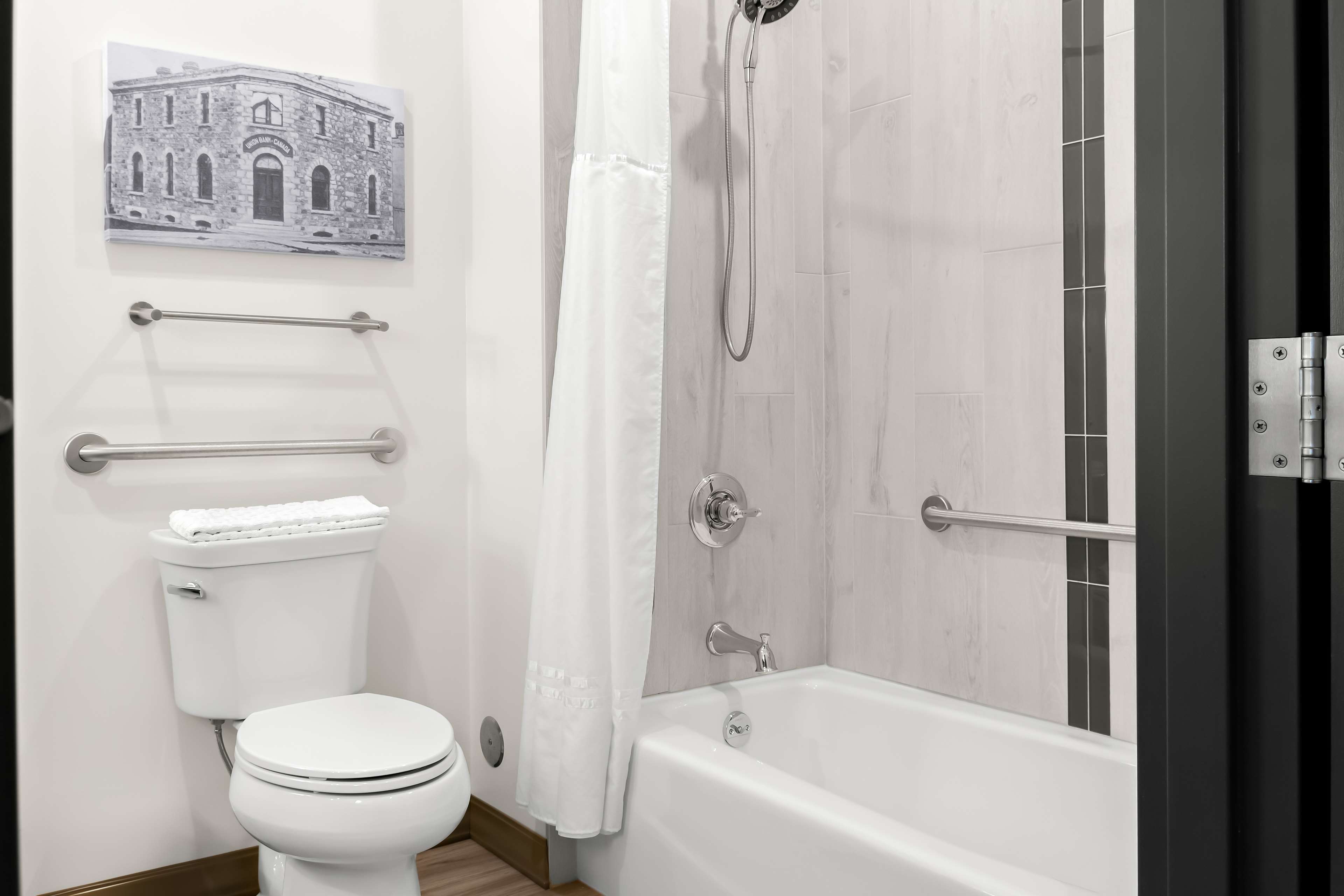 Best Western Plus Morden Room Type - Accessible - Suite 2 Queen, Mobility Accessible, Bathtub, Sofabed, Microwave And Refrigerator, Non-S