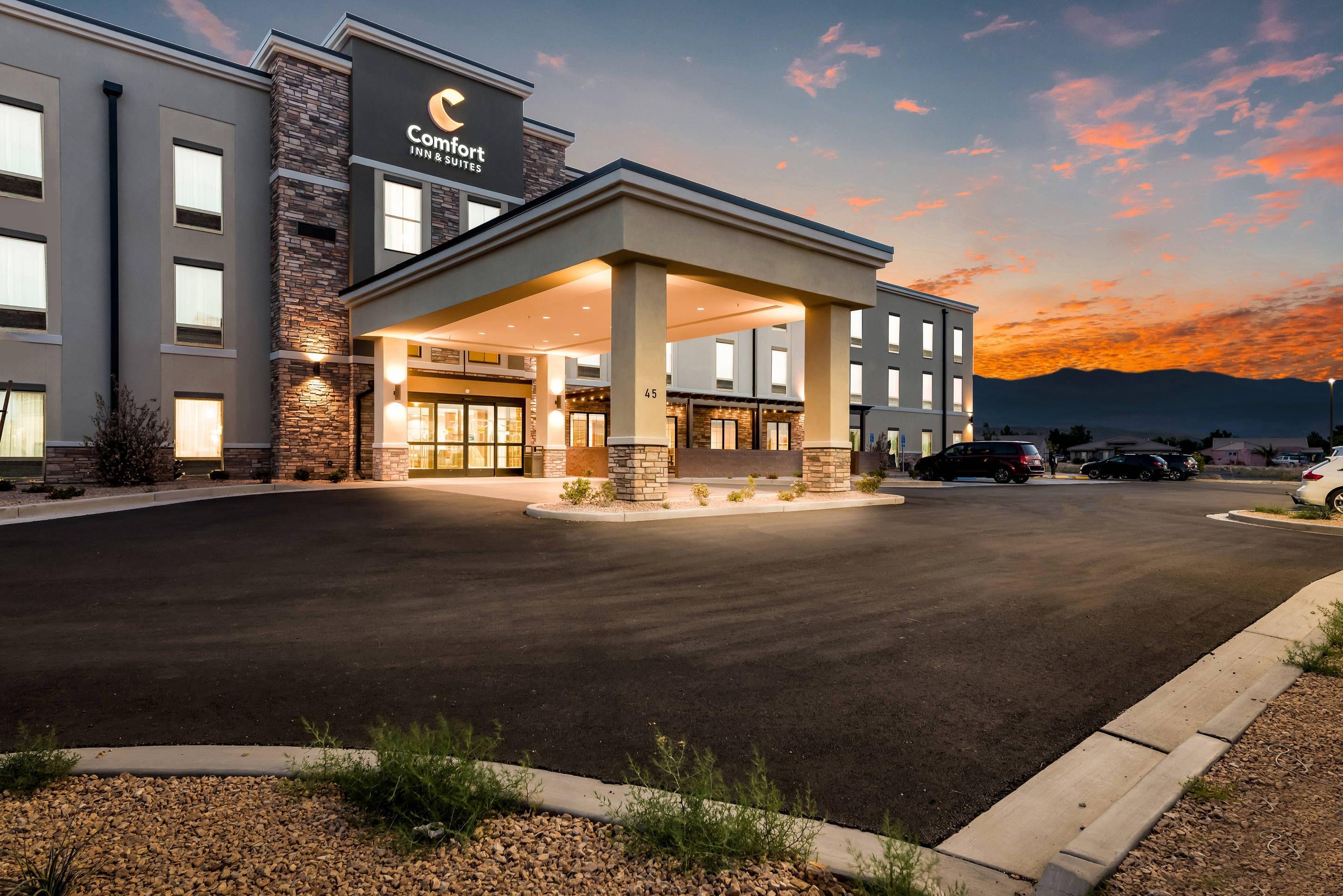 Hotel at night | Comfort Inn & Suites Zion Park Area