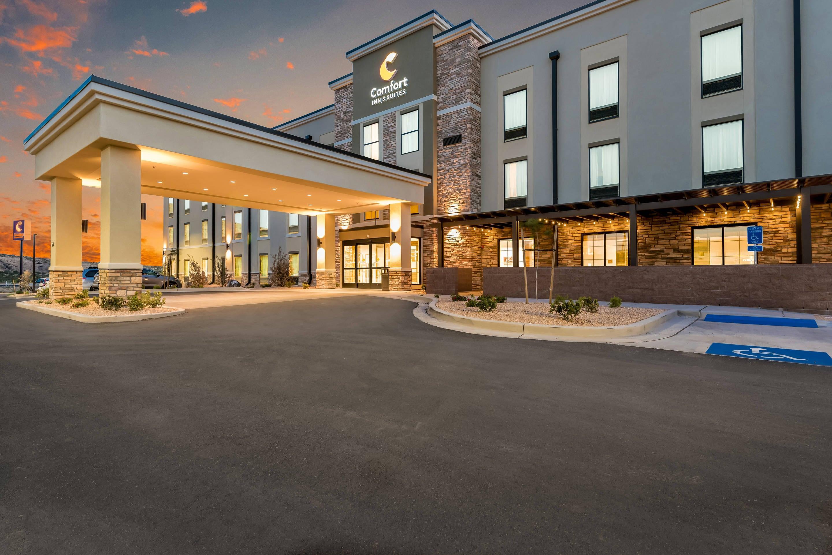 Hotel at night | Comfort Inn & Suites Zion Park Area