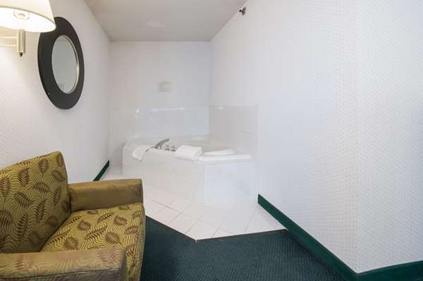 Suite - Rodeway Inn Urbana - I-74, Exit 183