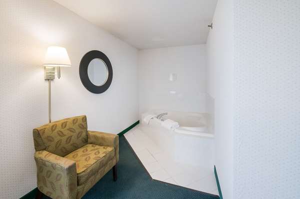 Suite - Rodeway Inn Urbana - I-74, Exit 183