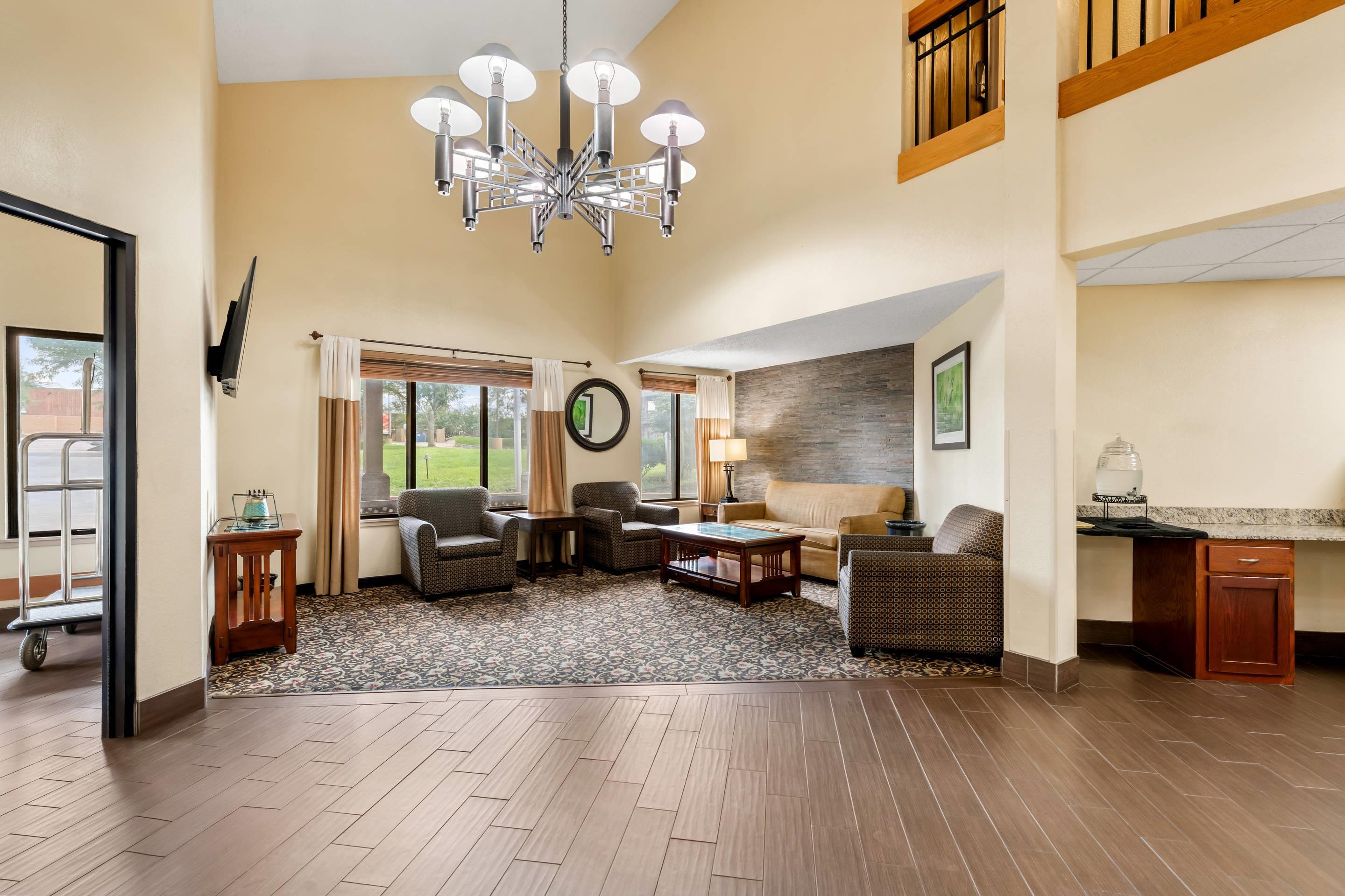 Hotel lobby | Quality Inn & Suites Lawrence - University Area