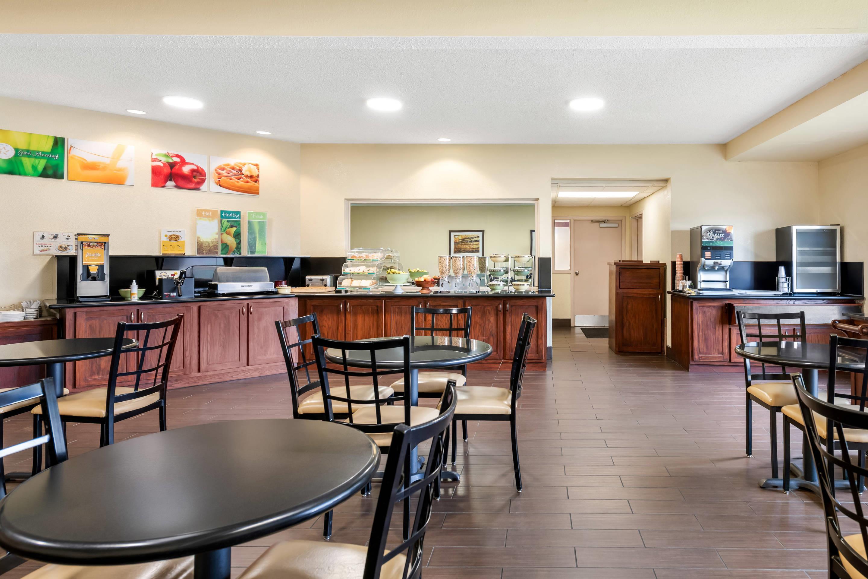Enjoy breakfast in this seating area | Quality Inn & Suites Lawrence - University Area