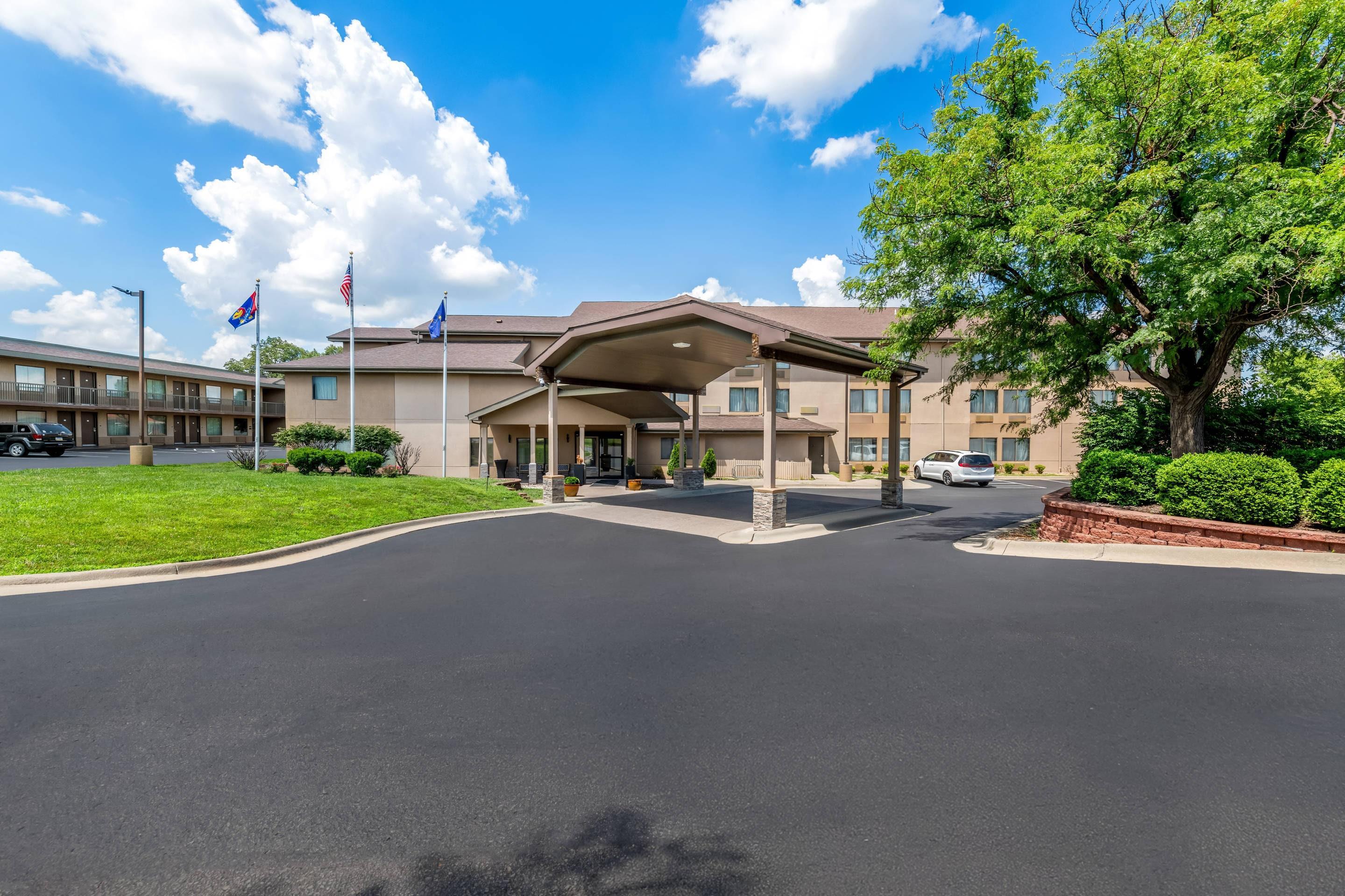 Hotel exterior | Quality Inn & Suites Lawrence - University Area