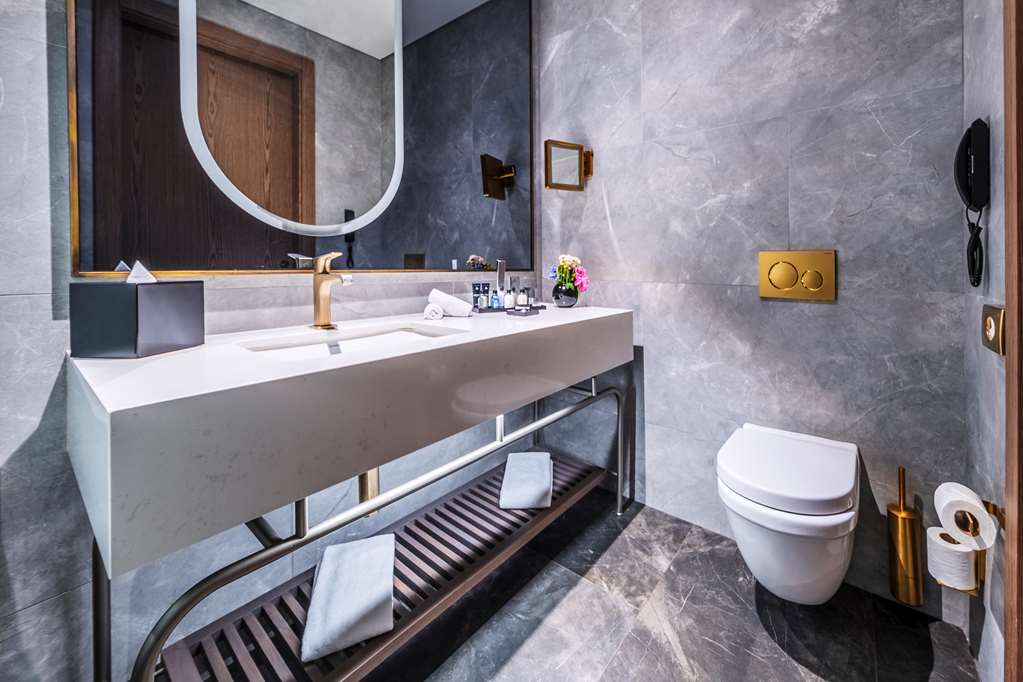 RADISSON COLLECTION HOTEL VADISTANB-guestroom-Guest Room,Bathroom,On-Site.jpg
