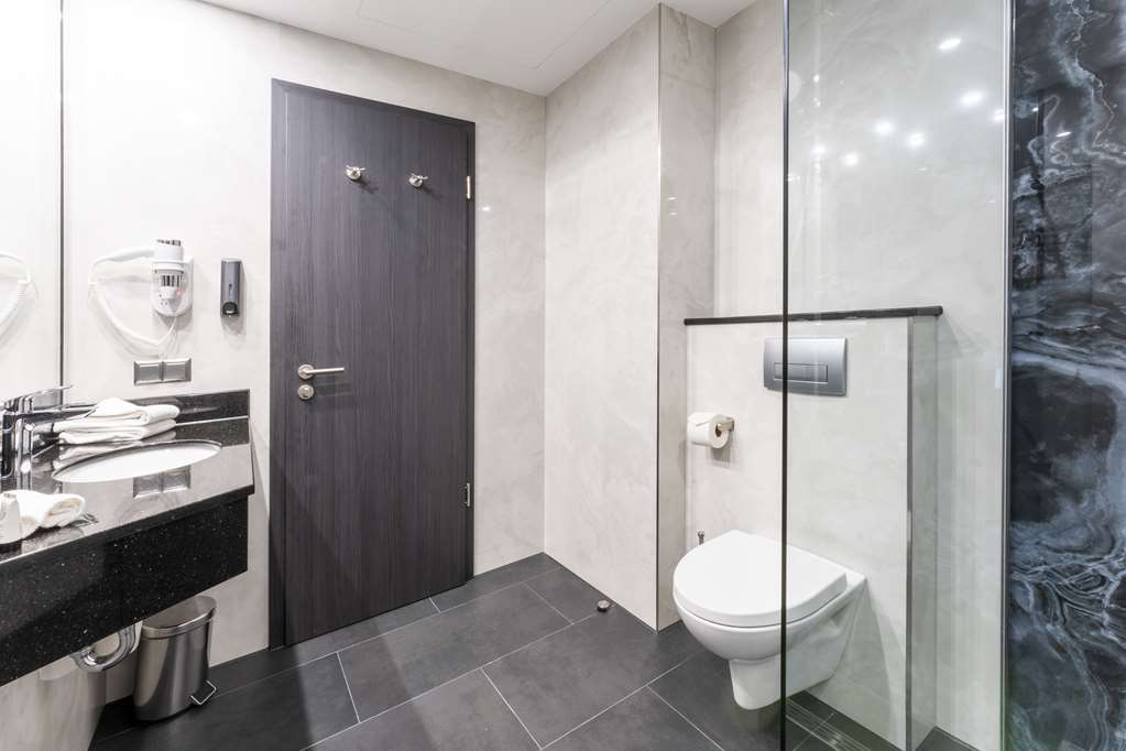 PLAZA PREMIUM SCHWERIN-guestroom-Guest Room,Bathroom,On-Site.jpg