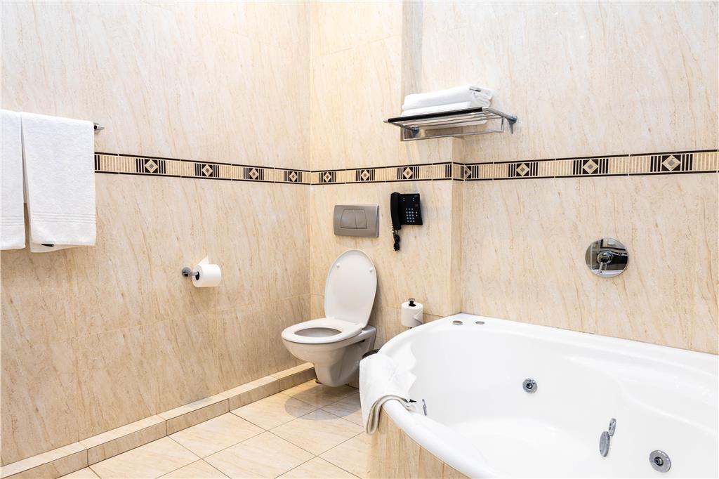 PREMIER HOTEL THE RICHARDS-guestroom-Guest Room,Bathroom,On-Site.jpg