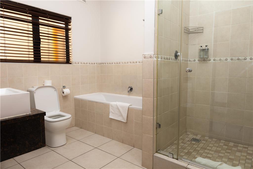 PREMIER SPLENDID INN PINETOWN-guestroom-Guest Room,Bathroom,On-Site.jpg
