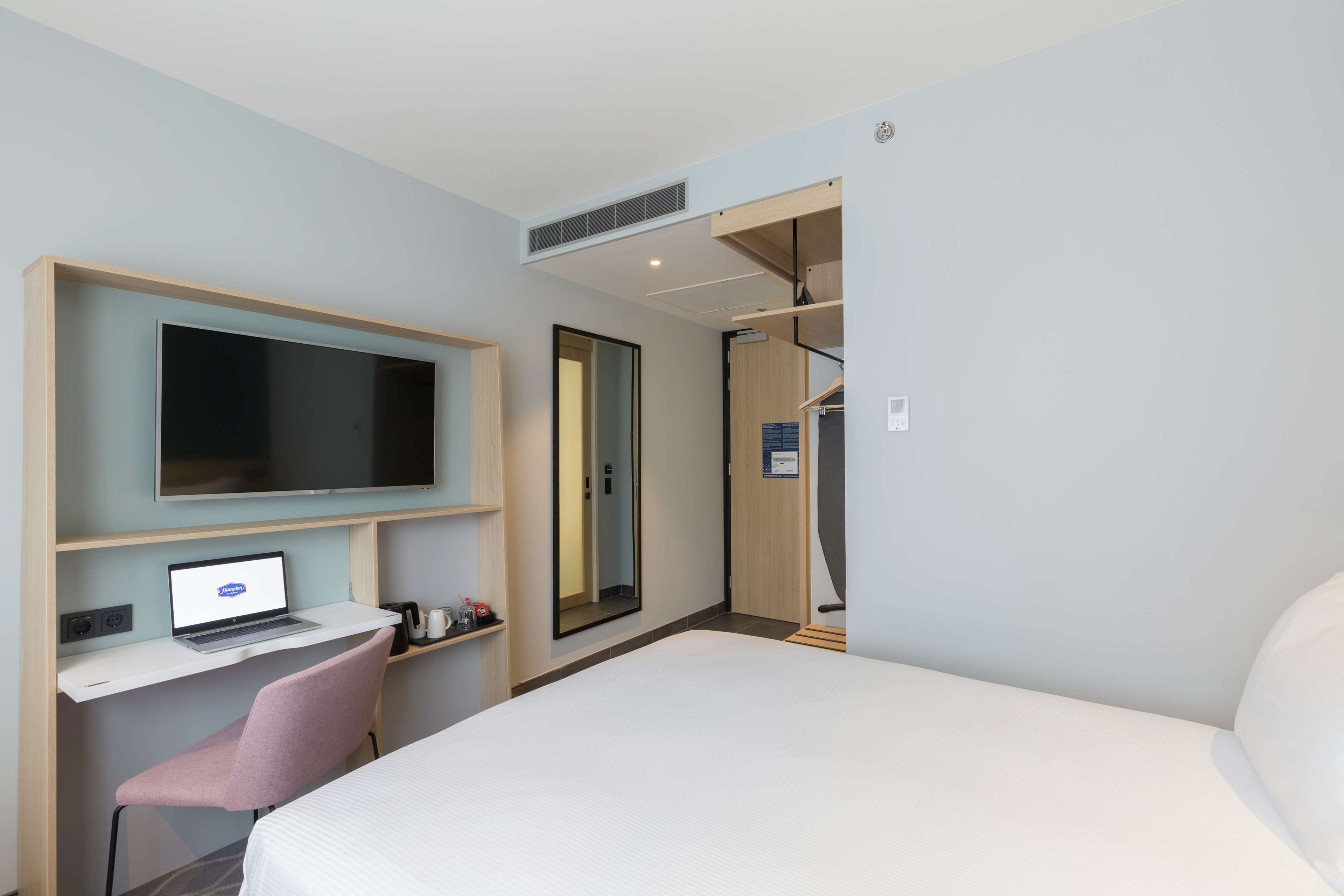 Hampton By Hilton Utrecht Centraal Station Room Type - TWIN ROOM