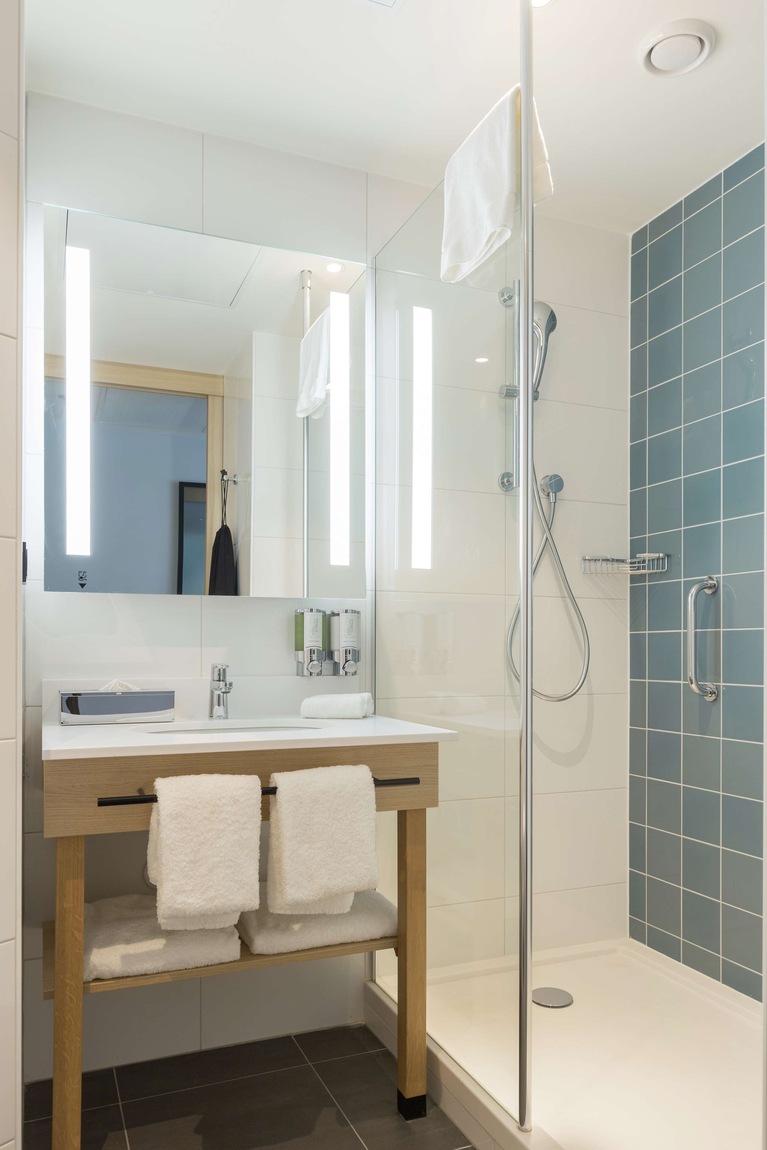 Hampton By Hilton Utrecht Centraal Station Room Type - QUEEN ROOM