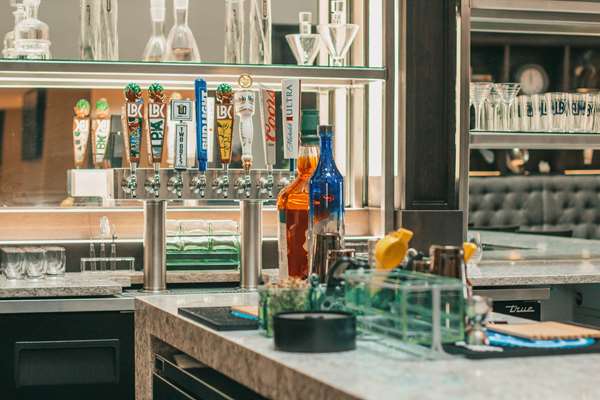 Bar - DoubleTree by Hilton Hotel Lubbock