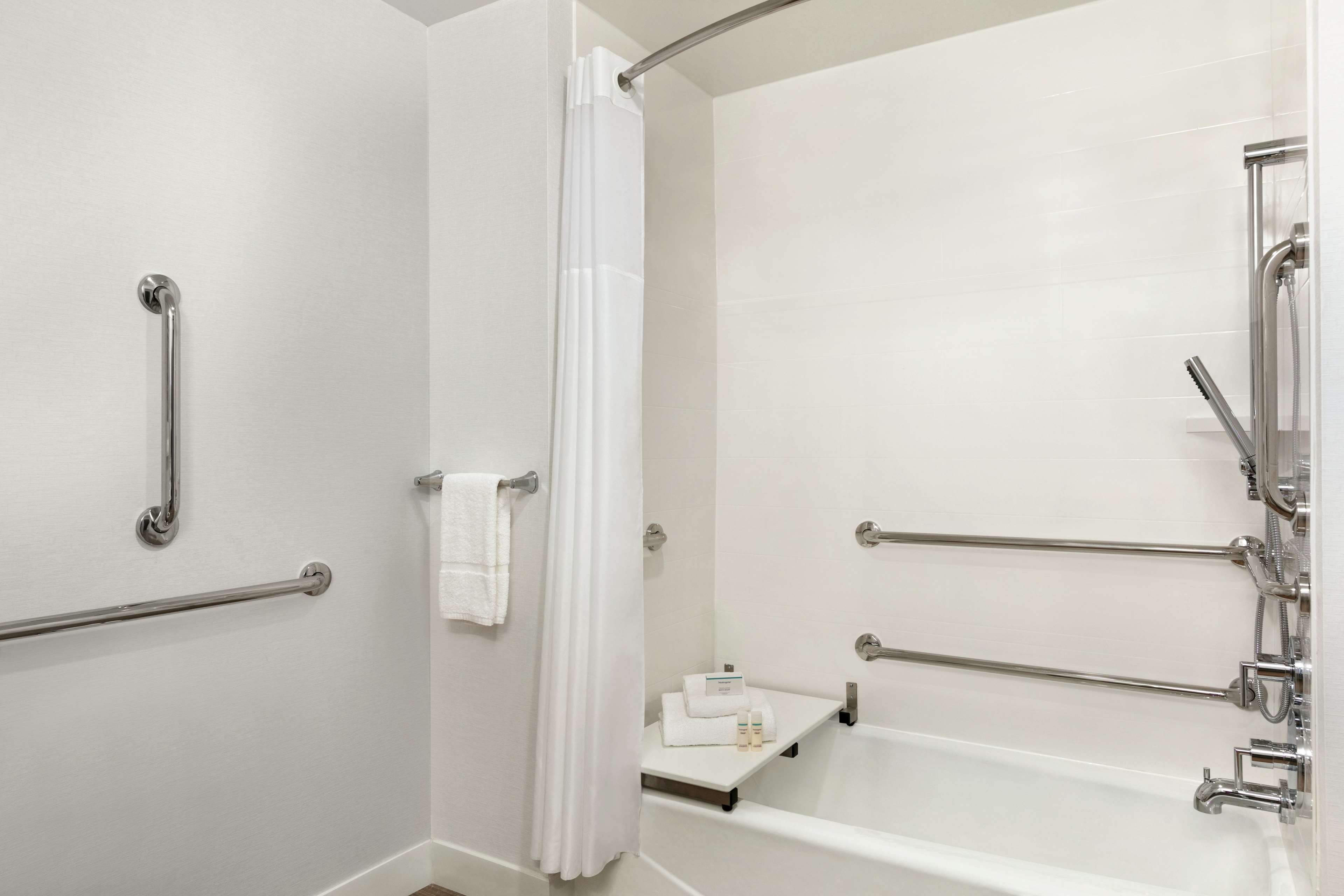 Hampton Inn & Suites by Hilton Johns Creek Room Type - 1 KING HEARING ACC NS