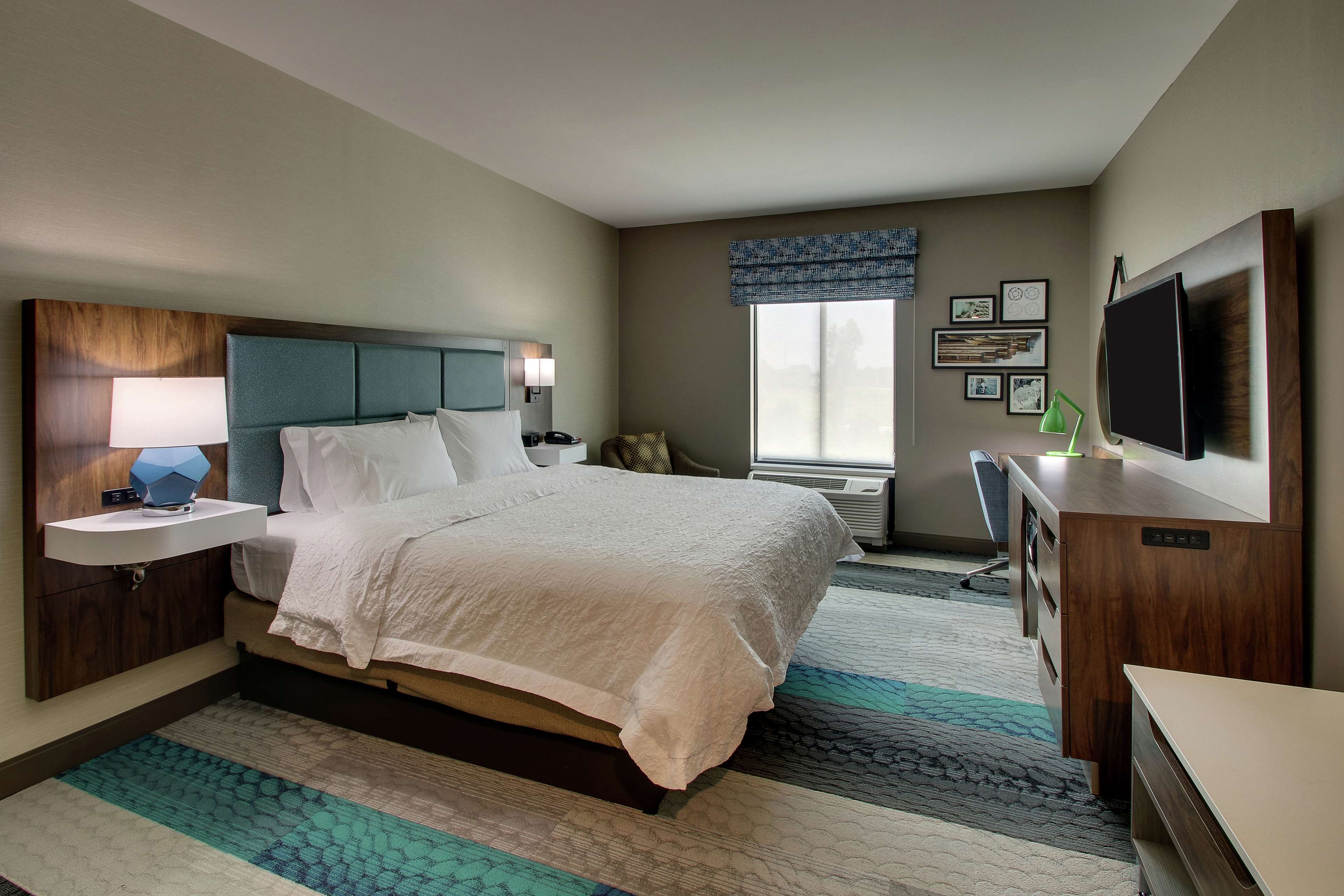 Hampton Inn & Suites by Hilton Southport Room Type - 1 KING ROOM NONSMOKE