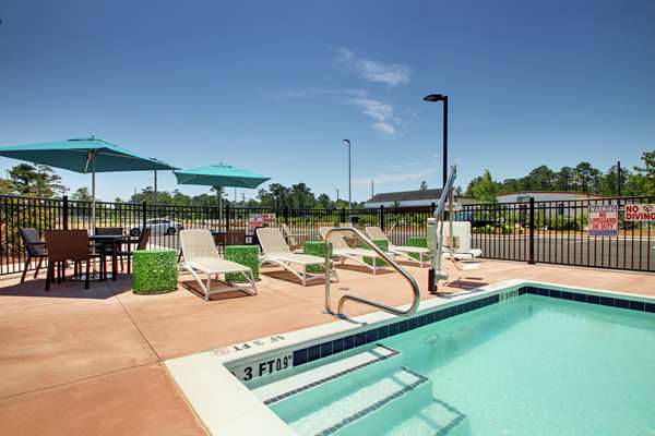Pool - Hampton Inn & Suites Southport