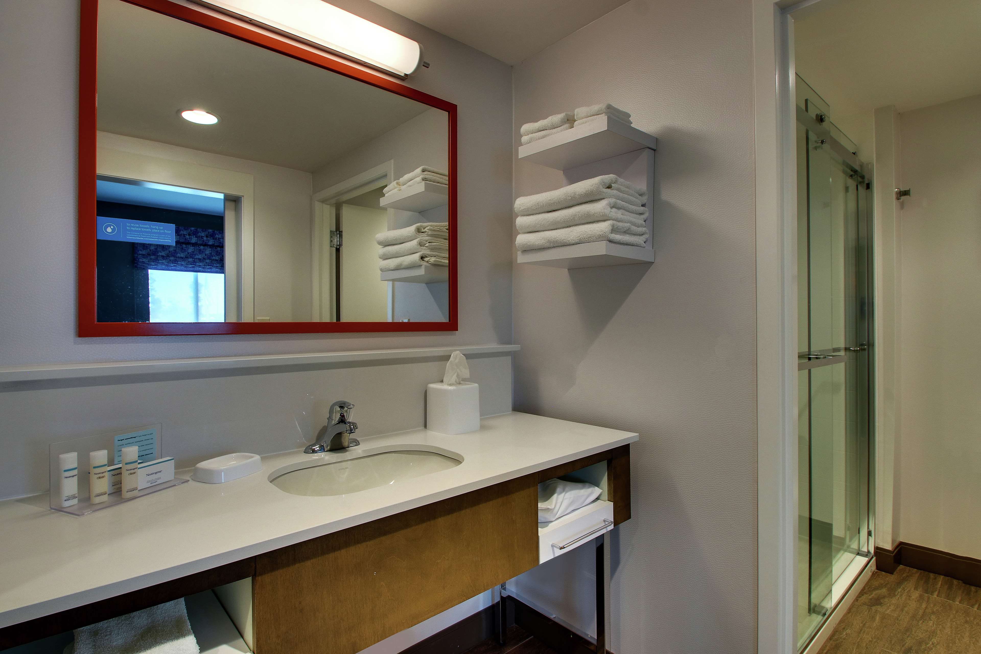 Hampton Inn & Suites by Hilton Southport Room Type - 1KN STDO MIC FRIDG WTBR NS