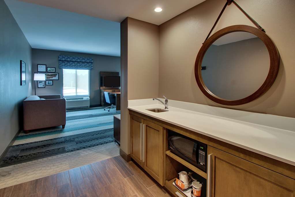 Hampton Inn & Suites by Hilton Southport Room Type - 2QN ACC TUB FRDG STE NS