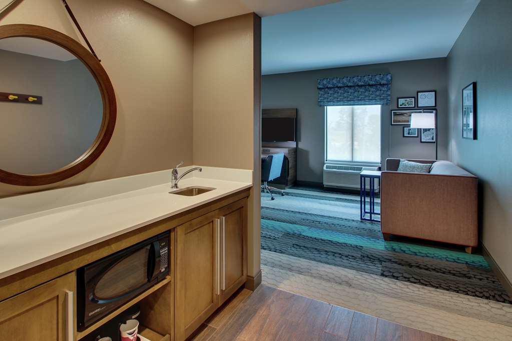 Hampton Inn & Suites by Hilton Southport Room Type - 1 KING ACC TUB FRDG STE NS
