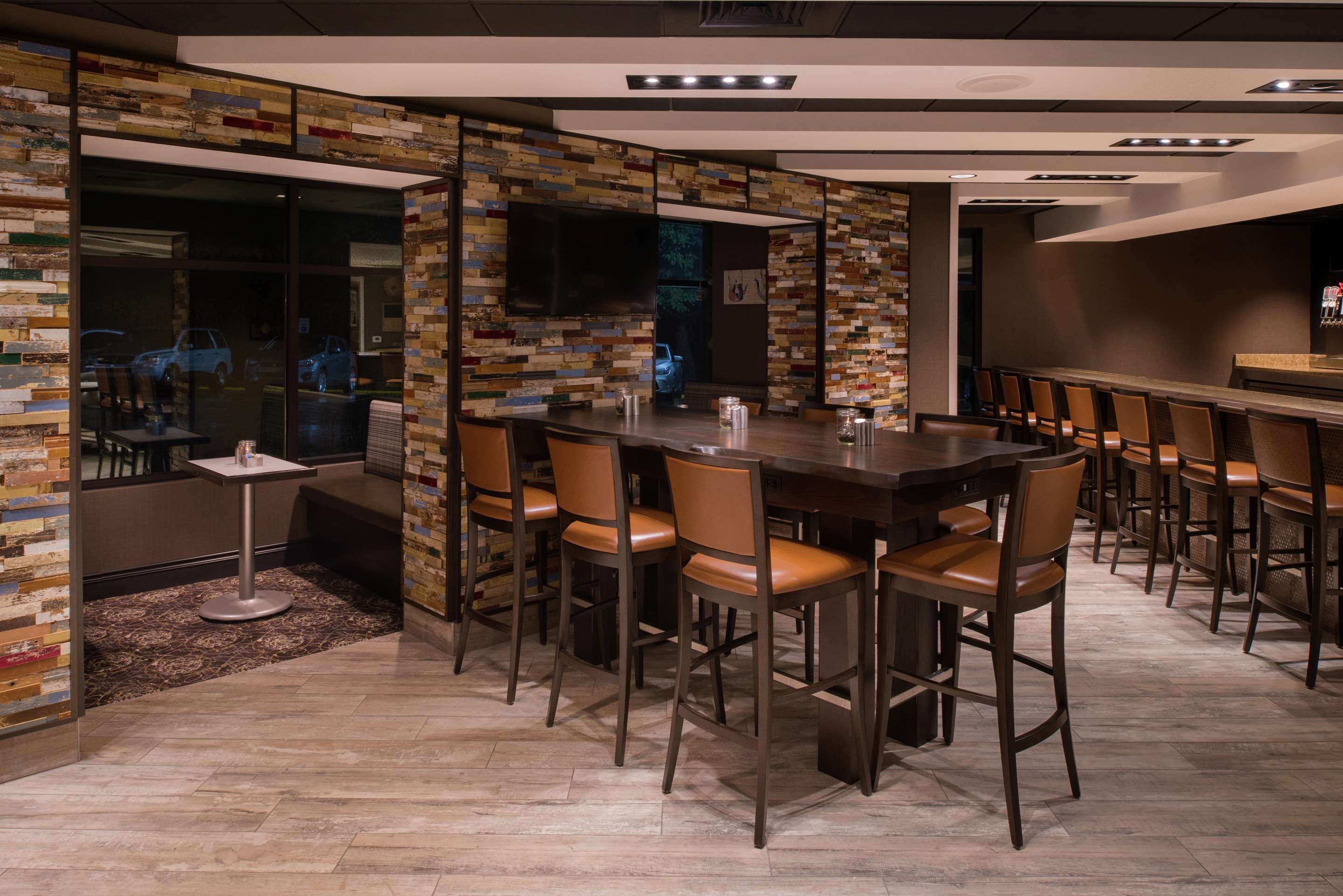 BarLounge | DoubleTree by Hilton Raleigh Crabtree Valley