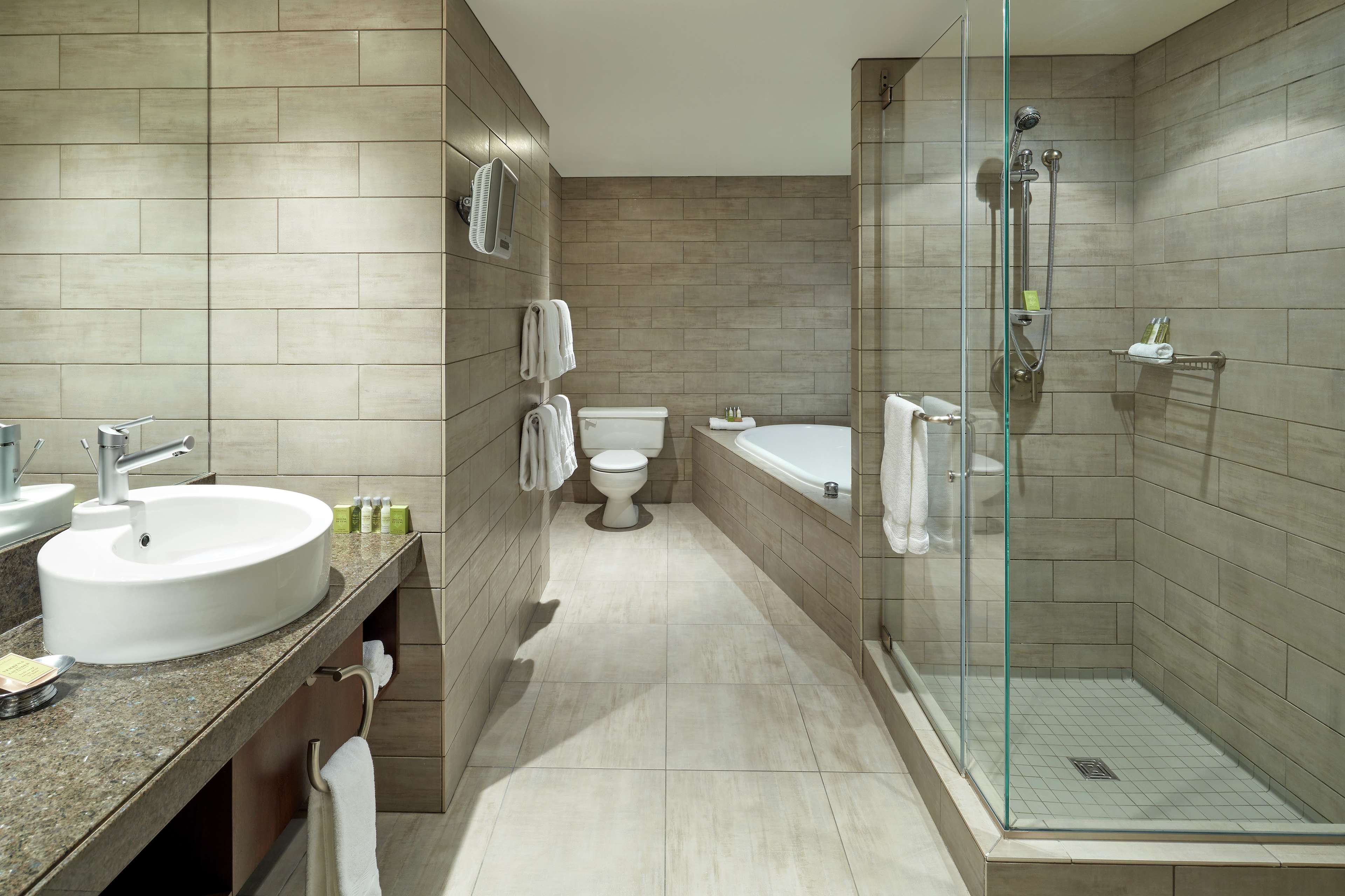 DoubleTree by Hilton Montreal Room Type - Presidential King Suite