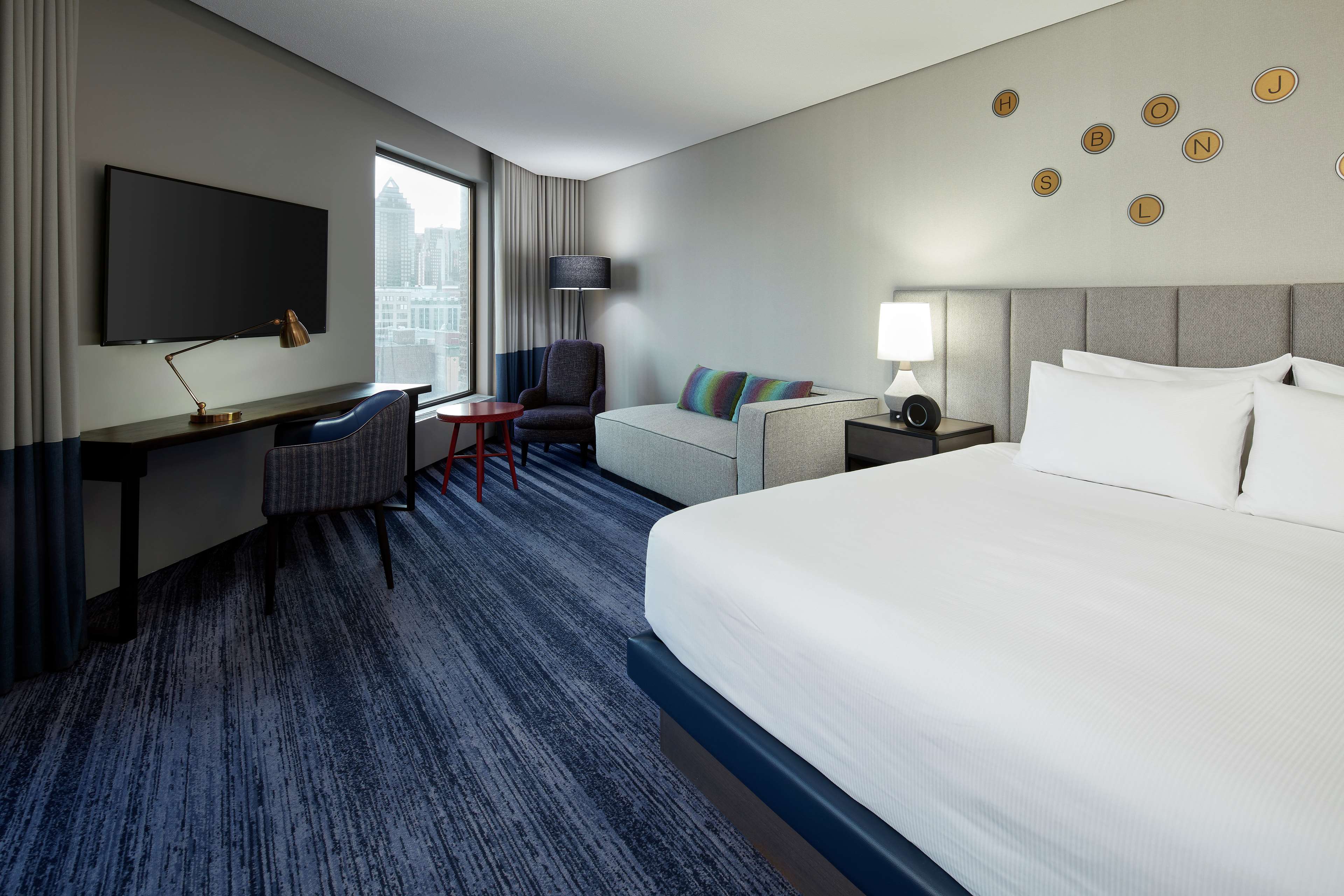 DoubleTree by Hilton Montreal Room Type - Corner King Room with City View