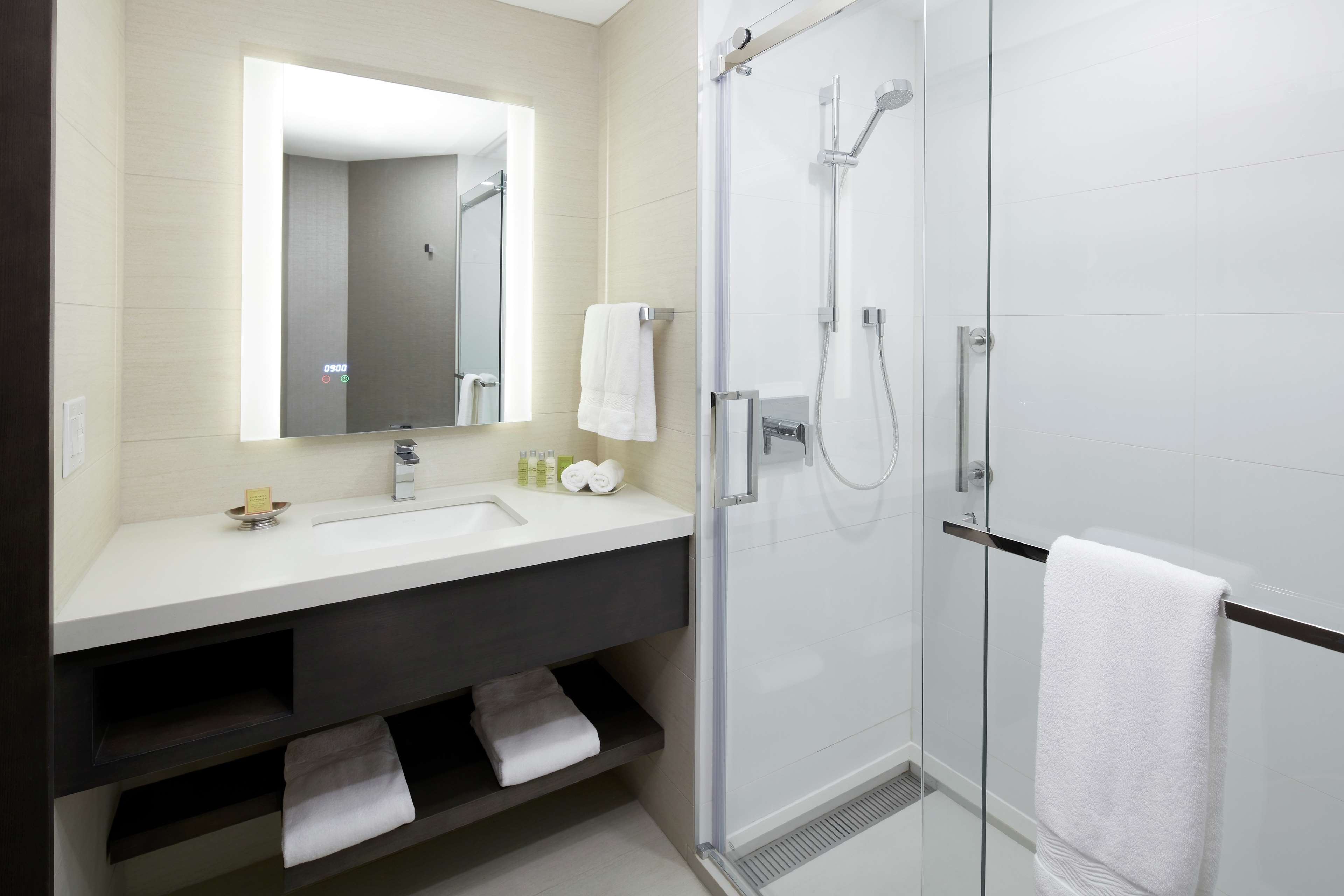 DoubleTree by Hilton Montreal Room Type - King Room with City View